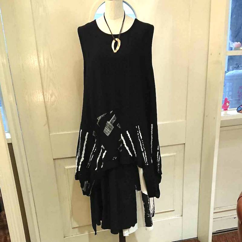 黒い変形的なベスト