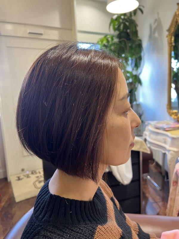 髪なしの丸み前下がりボブ