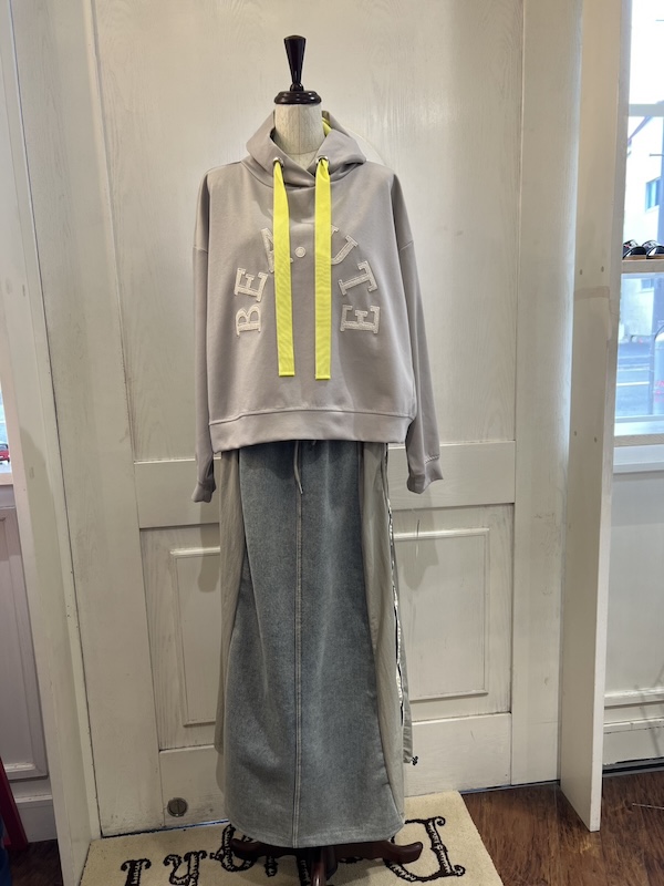 ショート丈のトレーナー。