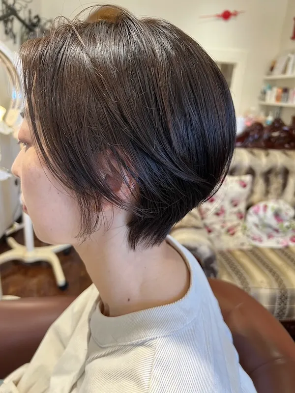 丸みとシャープさを楽しむ、大人っぽいショートボブ